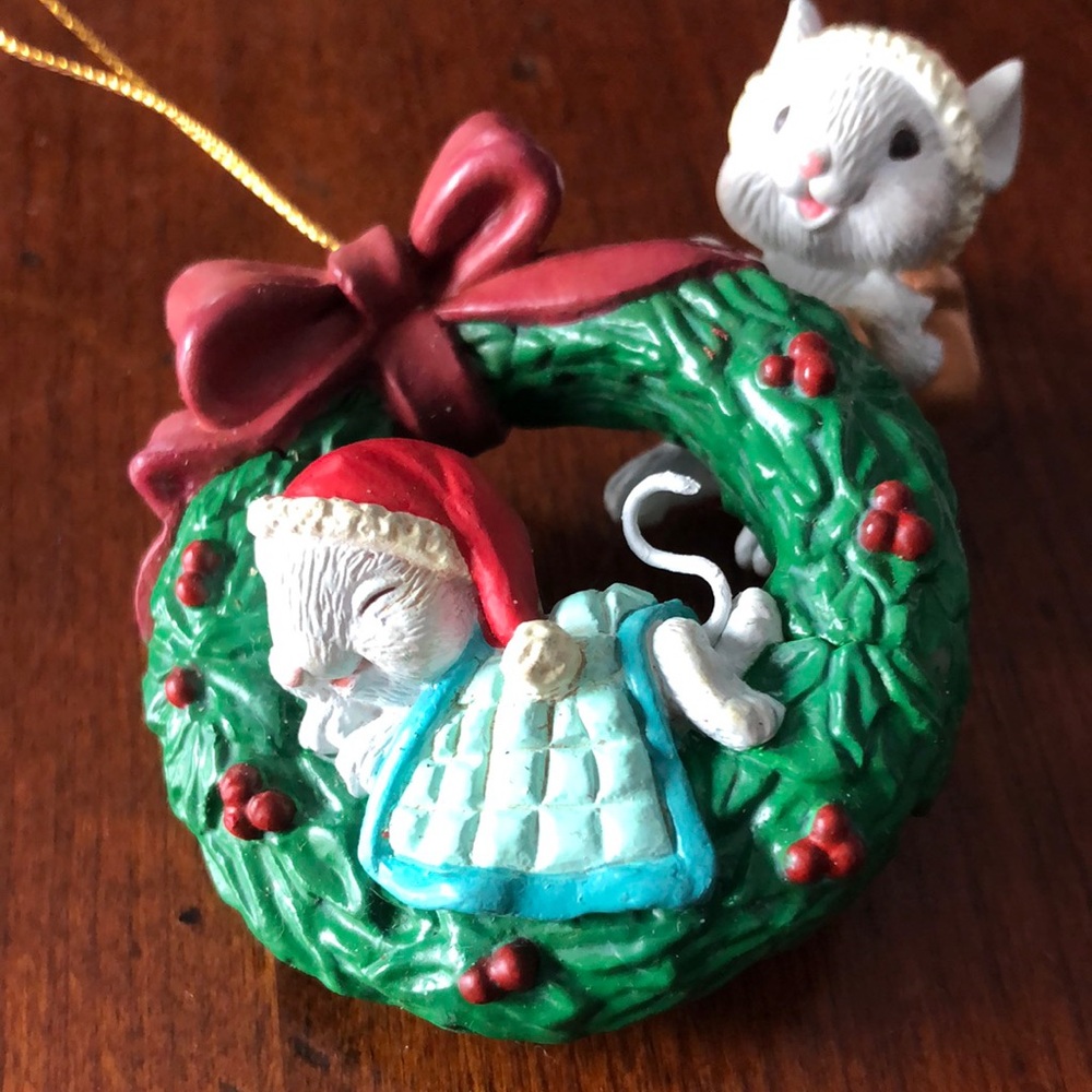 Mistletoe Magic Mice Ornament Mice in Wreath Santa Mouse